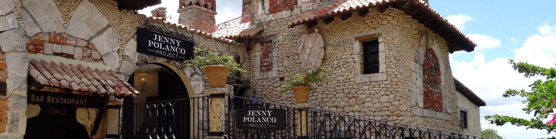 Chegamos Ă repĂșblica Dominicana e fomos conhecer Altos de Chavon. Imitação de um Aldeia mediterrĂąnea feita em 7 anos por diferentes artistas, arquitetos, etc. Ao todo 500. No anfiteatro jĂĄ se apresentaram os principais artistas (Andrea Bocelli, Luciano Pavarotti, Beyonce, Michael Jackson, etc). Foi inaugurado por Frank Sinatra. No rio Chavon e redondezas jĂĄ foram feitos filmes, ou parte deles, como Apocalipse Now, Anaconda e outros. Tem fontes, uma igreja, um Museu arqueolĂłgico, escolas de arte e design, o Museu de Amber, lojinhas, bares e restaurantes. A vista de lĂĄ de cima, do rio Chavon, Ă© muito bonita.
#AltosDeChavon #RepublicaDominicana