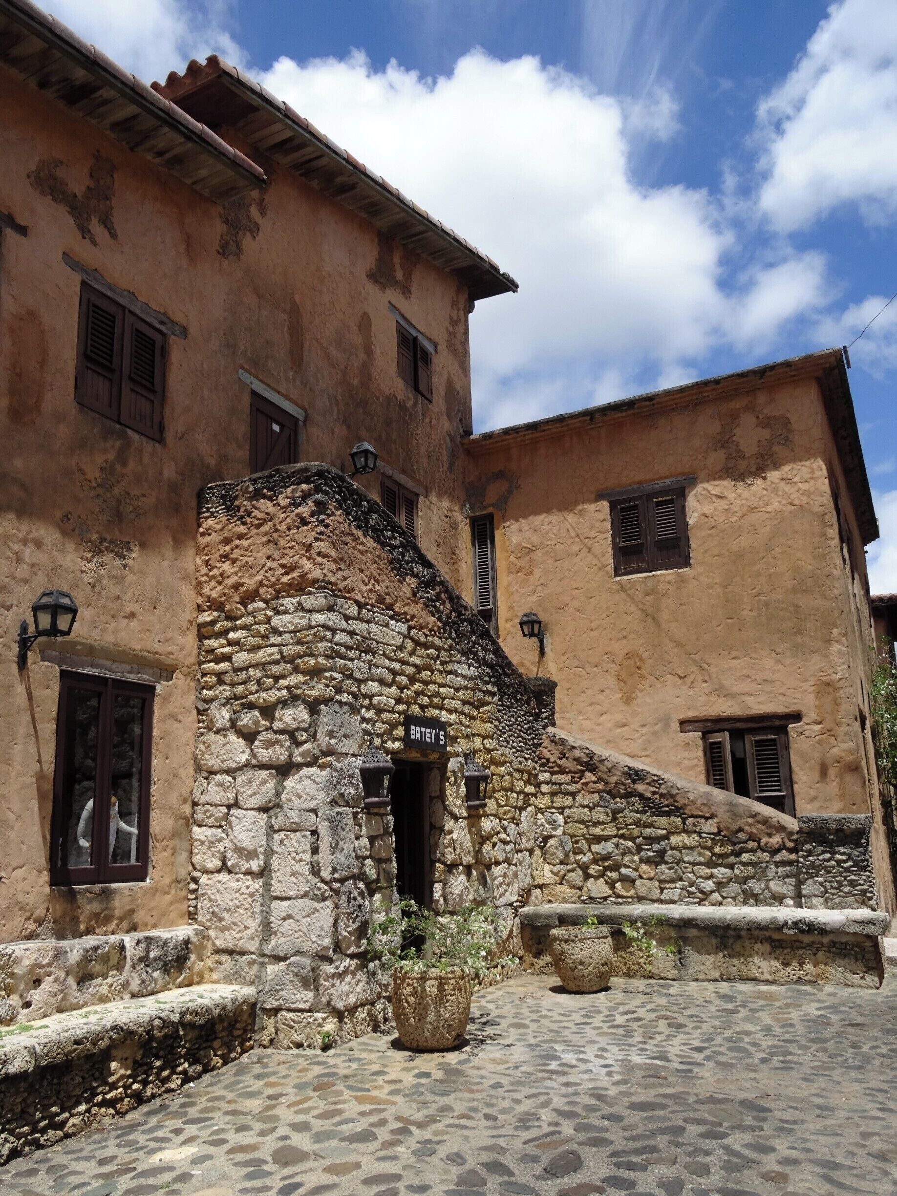 Chegamos à república Dominicana e fomos conhecer Altos de Chavon. Imitação de um Aldeia mediterrânea feita em 7 anos por diferentes artistas, arquitetos, etc. Ao todo 500. No anfiteatro já se apresentaram os principais artistas (Andrea Bocelli, Luciano Pavarotti, Beyonce, Michael Jackson, etc). Foi inaugurado por Frank Sinatra. No rio Chavon e redondezas já foram feitos filmes, ou parte deles, como Apocalipse Now, Anaconda e outros. Tem fontes, uma igreja, um Museu arqueológico, escolas de arte e design, o Museu de Amber, lojinhas, bares e restaurantes. A vista de lá de cima, do rio Chavon, é muito bonita.

#AltosDeChavon #RepublicaDominicana