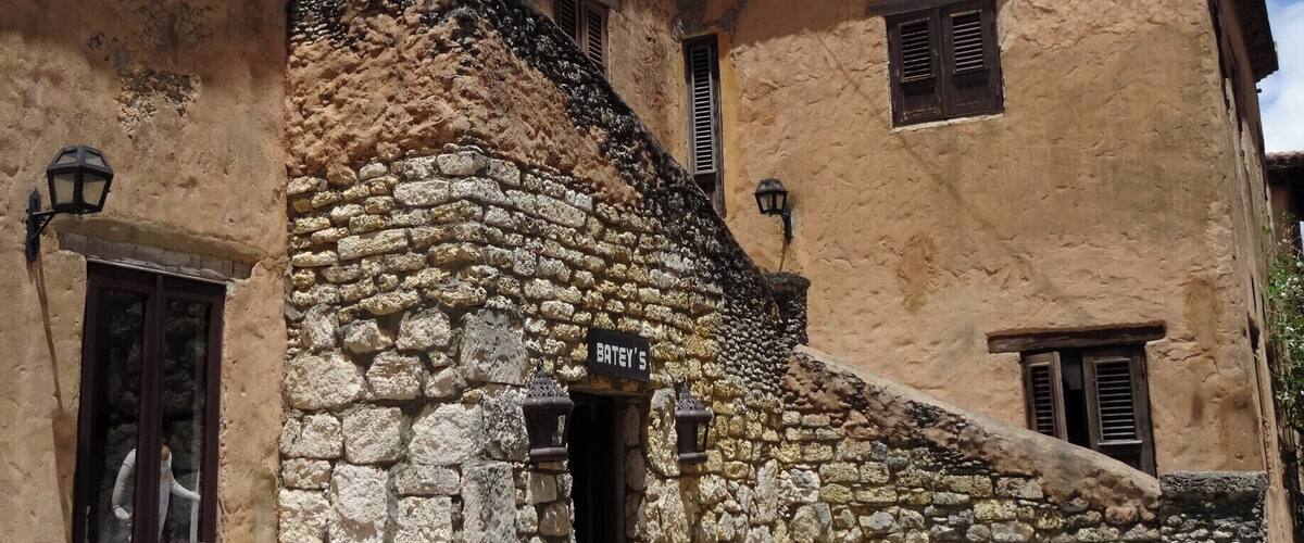 Chegamos à república Dominicana e fomos conhecer Altos de Chavon. Imitação de um Aldeia mediterrânea feita em 7 anos por diferentes artistas, arquitetos, etc. Ao todo 500. No anfiteatro já se apresentaram os principais artistas (Andrea Bocelli, Luciano Pavarotti, Beyonce, Michael Jackson, etc). Foi inaugurado por Frank Sinatra. No rio Chavon e redondezas já foram feitos filmes, ou parte deles, como Apocalipse Now, Anaconda e outros. Tem fontes, uma igreja, um Museu arqueológico, escolas de arte e design, o Museu de Amber, lojinhas, bares e restaurantes. A vista de lá de cima, do rio Chavon, é muito bonita.
#AltosDeChavon #RepublicaDominicana