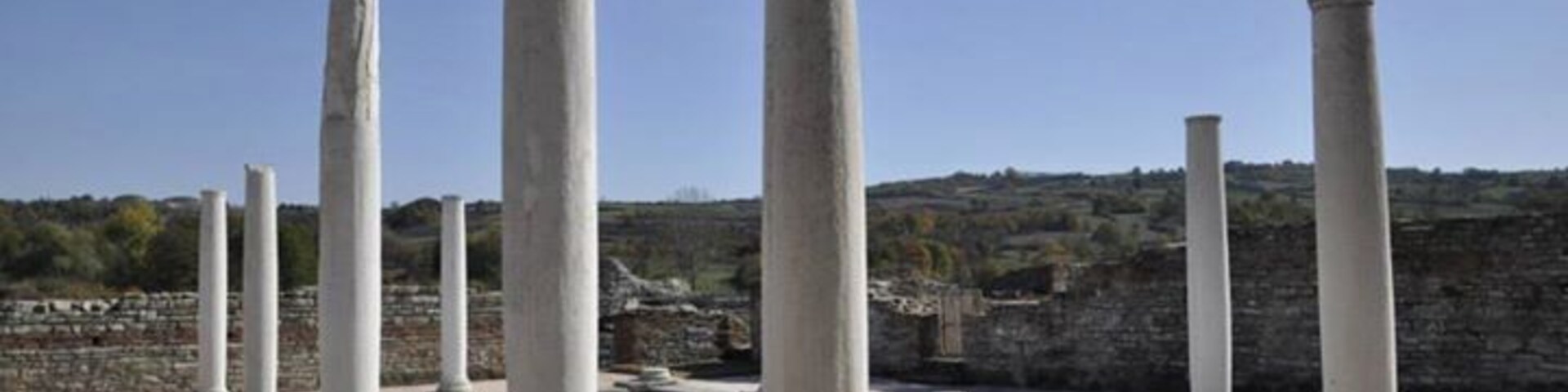 Columnas blancas antiguas en un sitio histórico con cielo despejado.