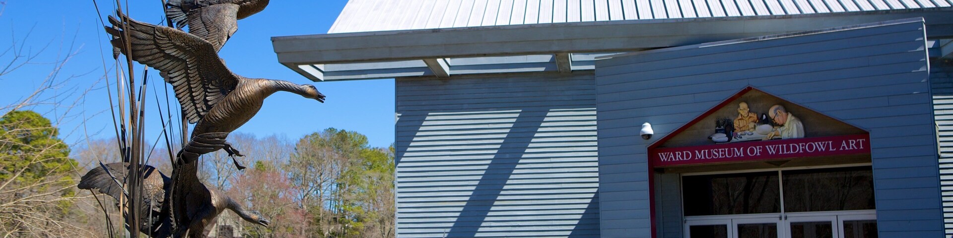 Ward Museum of Wildfowl Art que inclui uma estátua ou escultura e sinalização