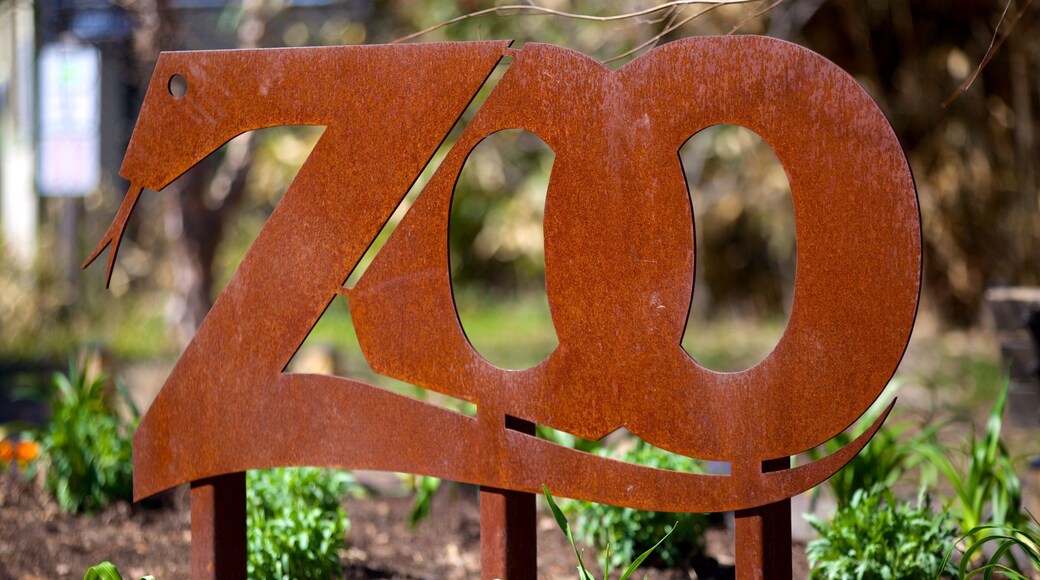Zoológico de Salisbury mostrando arte al aire libre, señalización y animales del zoo