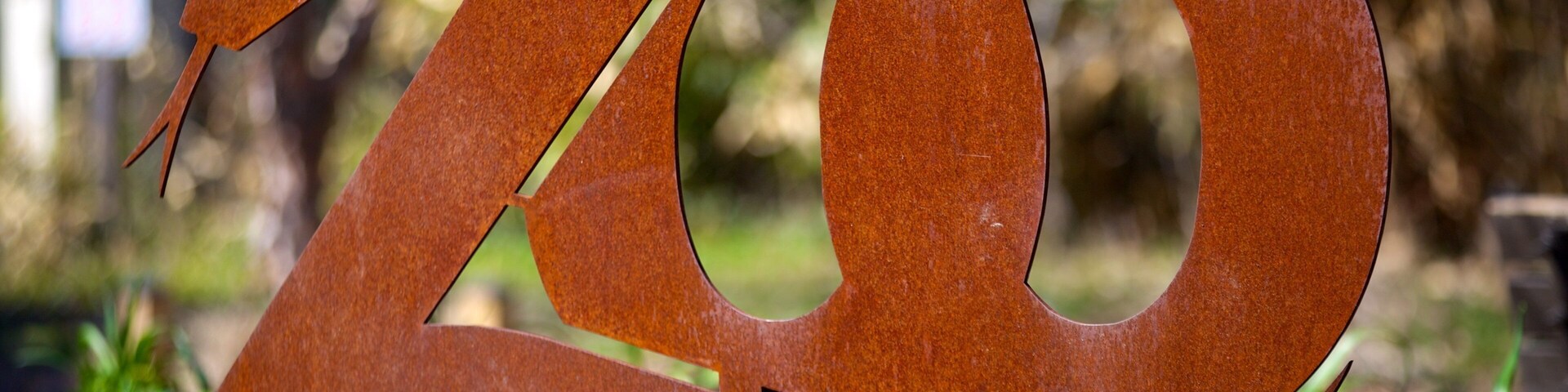 Zoológico de Salisbury mostrando arte al aire libre, señalización y animales del zoo