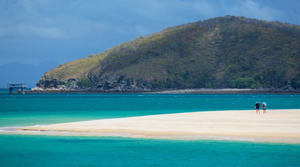 Strand van Great Keppel toont algemene kustgezichten en een zandstrand