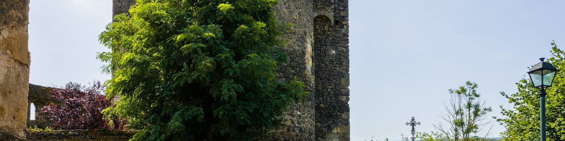 Vestiges du château situés à côté de l'église catholique de Chalus, Limagne du Lembron, Issoire, Puy-de-Dôme, Auvergne-Rhône-Alpes, France