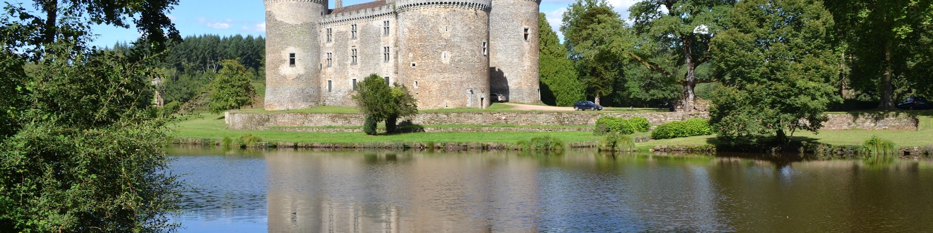 This building is indexed in the Base Mérimée, a database of architectural heritage maintained by the French Ministry of Culture, under the reference PA00100299 .
