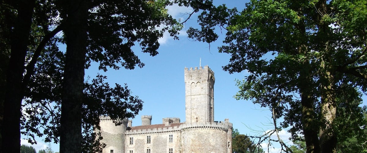 This building is indexed in the Base Mérimée, a database of architectural heritage maintained by the French Ministry of Culture, under the reference PA00100299 .