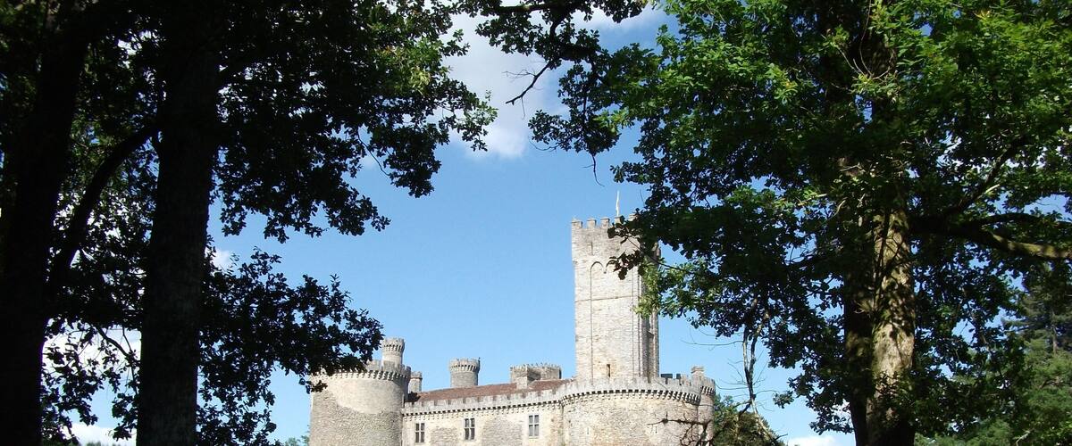 This building is indexed in the Base Mérimée, a database of architectural heritage maintained by the French Ministry of Culture, under the reference PA00100299 .