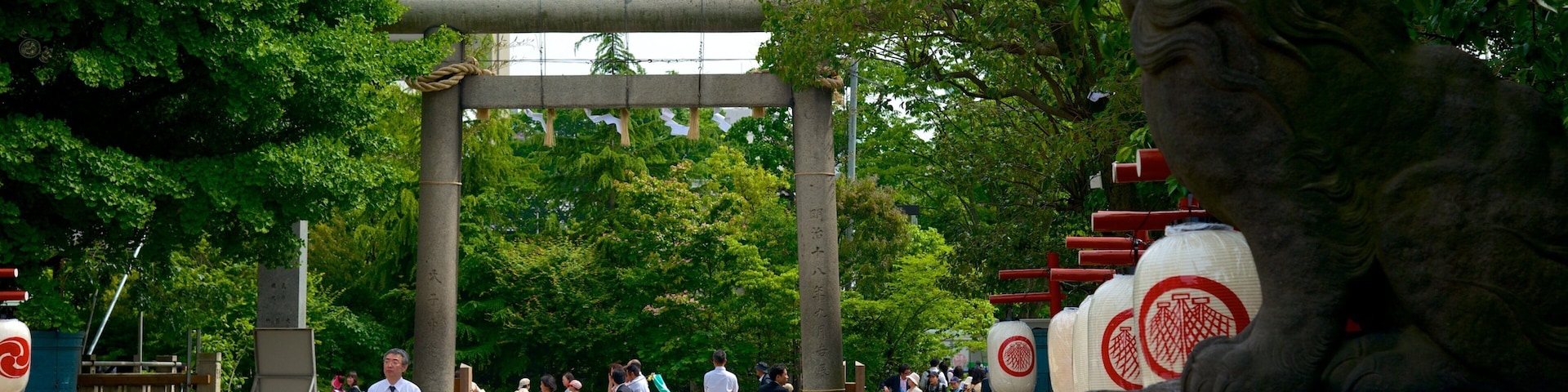 Santuário Asakusa mostrando arte ao ar livre, aspectos religiosos e um templo ou local de adoração