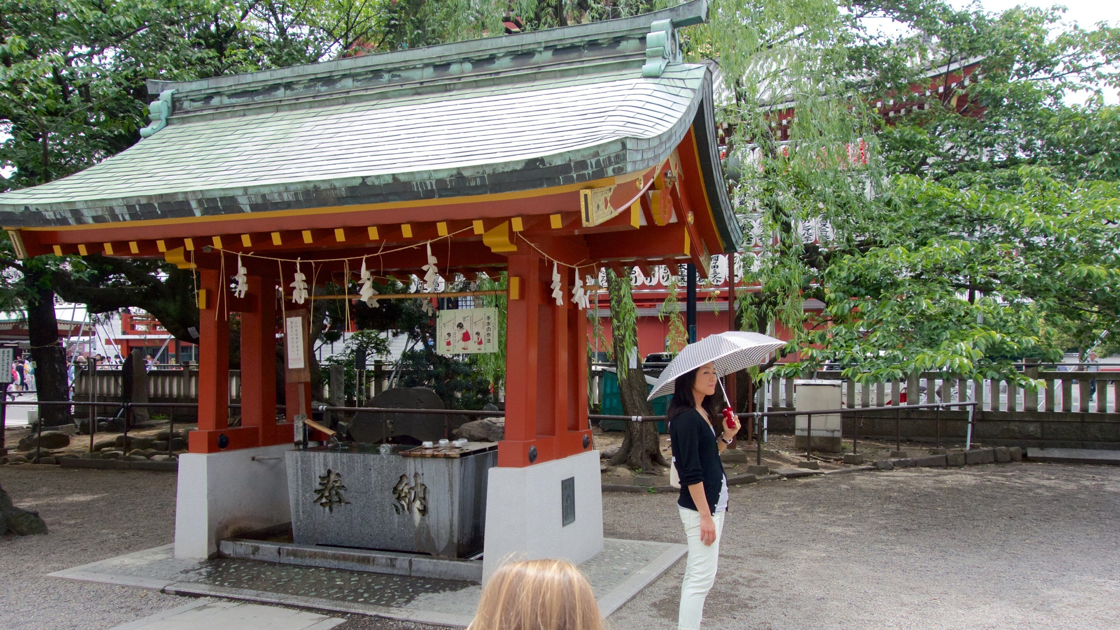 아사쿠사 신사 을 특징 사원 또는 예배지 뿐만 아니라 여자