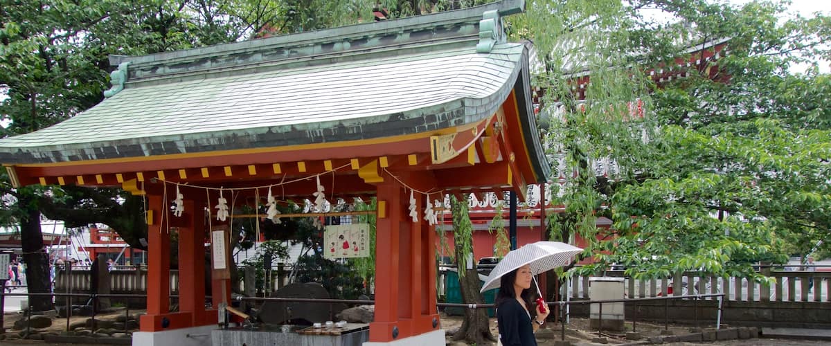Sanctuaire d\'Asakusa montrant temple ou lieu de culte aussi bien que femme
