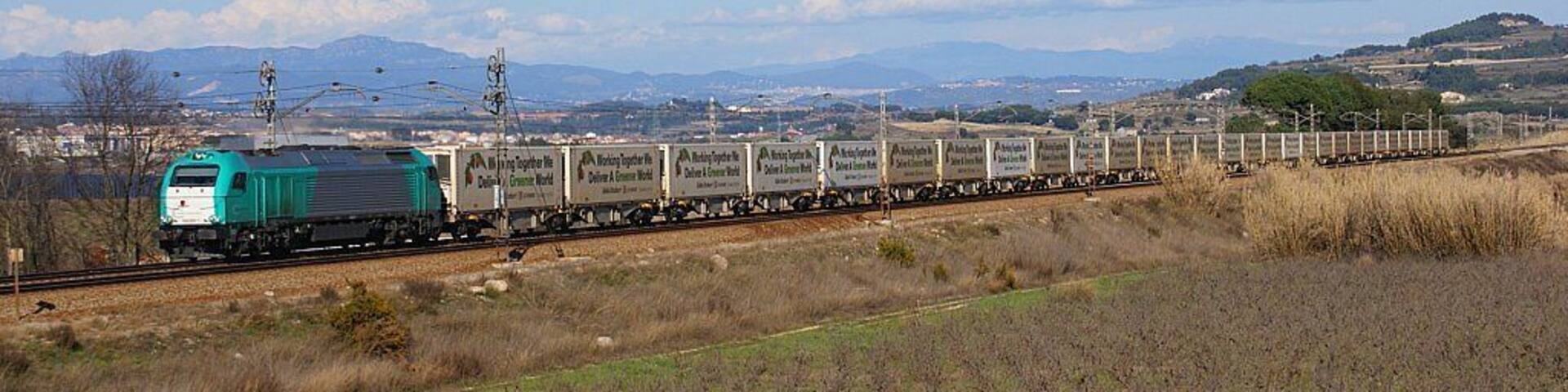 Finalment he pogut fotografiar al fruiter de ECR Dagenham â Portbou â Silla, la sort va estar del meu costat, ja que en territori francĂšs es va avariar la locomotora que el tenia que portar fins a Portbou, degut a aixĂČ va circular el dilluns. Vaig quedar amb en Javier per poder fotografiar-lo a Lavern amb la 335.006 al capdavant. TambĂ© agrair a Sergio per la trucada mentre estĂ vem esperant. Por fin pude pillar al frutero de ECR Dagenham â Portbou â Silla, la suerte corriĂł de mi lado, ya que en suelo francĂ©s se averiĂł la locomotora que lo tenĂa que llevar hasta Portbou, debido a esto circulĂł el lunes. QuedĂ© con Javier para poder fotografiarlo en Lavern con la 335.006 al frente. TambiĂ©n agradecer a Sergio por la llamada mientras estĂĄvamos esperando.