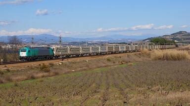 Finalment he pogut fotografiar al fruiter de ECR Dagenham â Portbou â Silla, la sort va estar del meu costat, ja que en territori francĂšs es va avariar la locomotora que el tenia que portar fins a Portbou, degut a aixĂČ va circular el dilluns. Vaig quedar amb en Javier per poder fotografiar-lo a Lavern amb la 335.006 al capdavant. TambĂ© agrair a Sergio per la trucada mentre estĂ vem esperant. Por fin pude pillar al frutero de ECR Dagenham â Portbou â Silla, la suerte corriĂł de mi lado, ya que en suelo francĂ©s se averiĂł la locomotora que lo tenĂa que llevar hasta Portbou, debido a esto circulĂł el lunes. QuedĂ© con Javier para poder fotografiarlo en Lavern con la 335.006 al frente. TambiĂ©n agradecer a Sergio por la llamada mientras estĂĄvamos esperando.