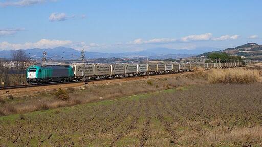 Finalment he pogut fotografiar al fruiter de ECR Dagenham – Portbou – Silla, la sort va estar del meu costat, ja que en territori francès es va avariar la locomotora que el tenia que portar fins a Portbou, degut a això va circular el dilluns. Vaig quedar amb en Javier per poder fotografiar-lo a Lavern amb la 335.006 al capdavant. També agrair a Sergio per la trucada mentre estàvem esperant. Por fin pude pillar al frutero de ECR Dagenham – Portbou – Silla, la suerte corrió de mi lado, ya que en suelo francés se averió la locomotora que lo tenía que llevar hasta Portbou, debido a esto circuló el lunes. Quedé con Javier para poder fotografiarlo en Lavern con la 335.006 al frente. También agradecer a Sergio por la llamada mientras estávamos esperando.