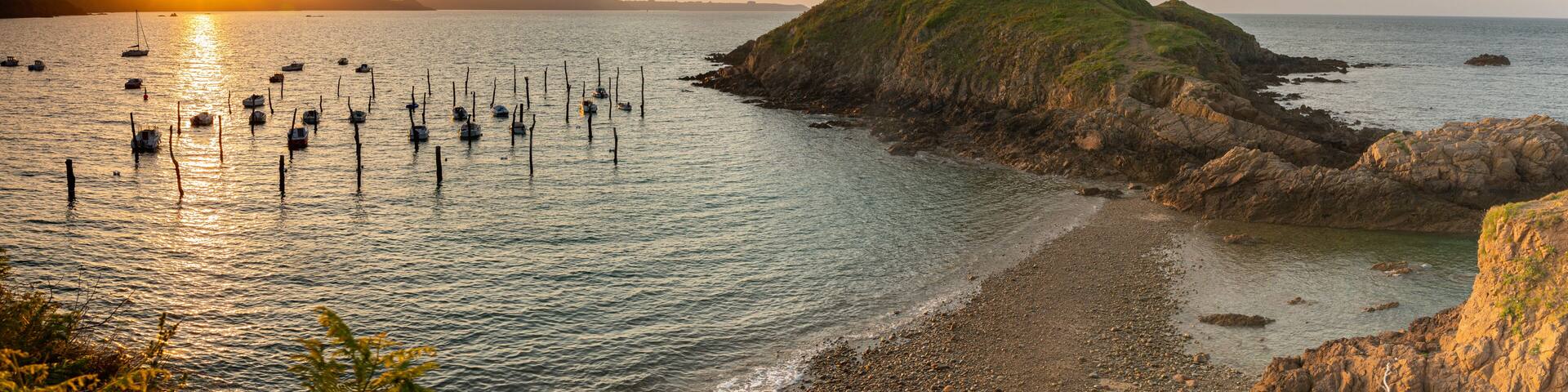 Coucher du soleil sur le Port de Gwin Zegal en Bretagne