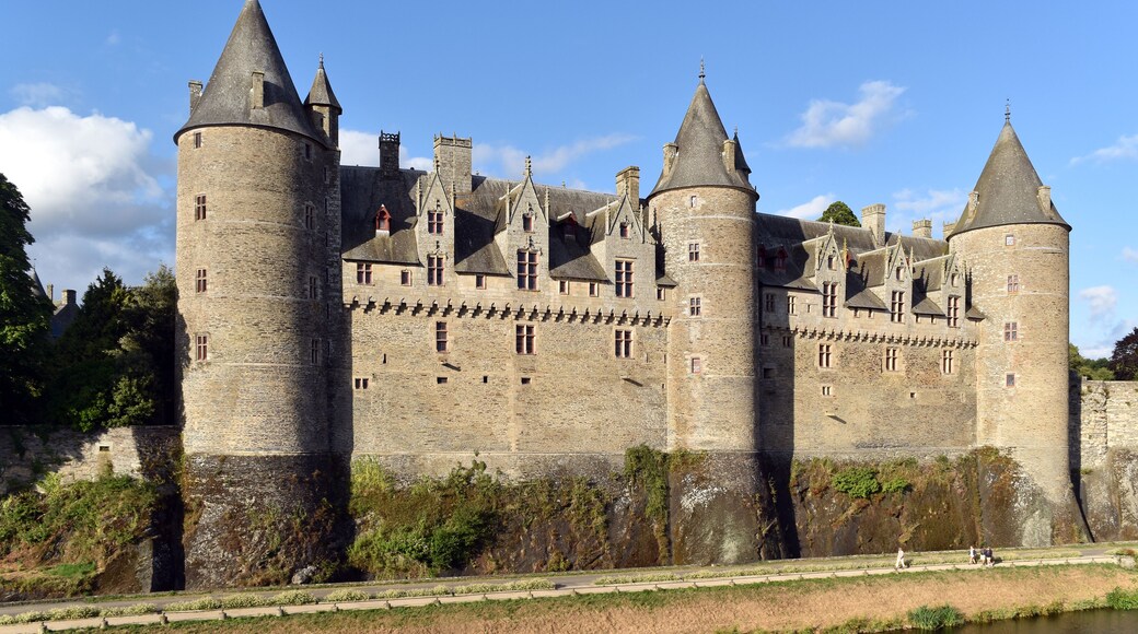 This building is indexed in the Base Mérimée, a database of architectural heritage maintained by the French Ministry of Culture, under the reference PA00091310 .