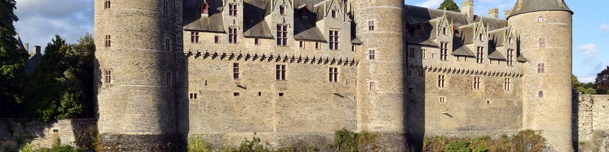 This building is indexed in the Base Mérimée, a database of architectural heritage maintained by the French Ministry of Culture, under the reference PA00091310 .