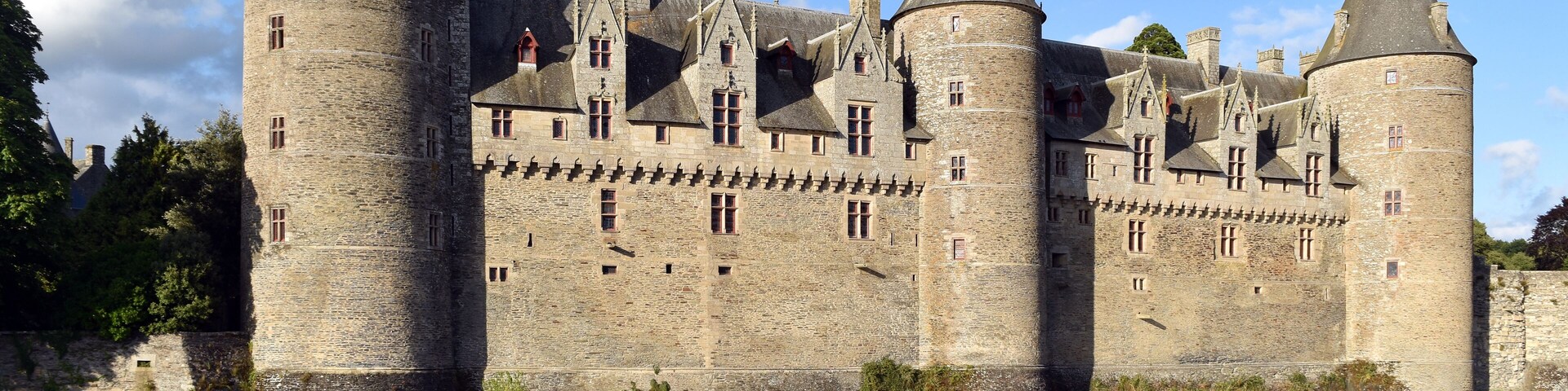 This building is indexed in the Base Mérimée, a database of architectural heritage maintained by the French Ministry of Culture, under the reference PA00091310 .