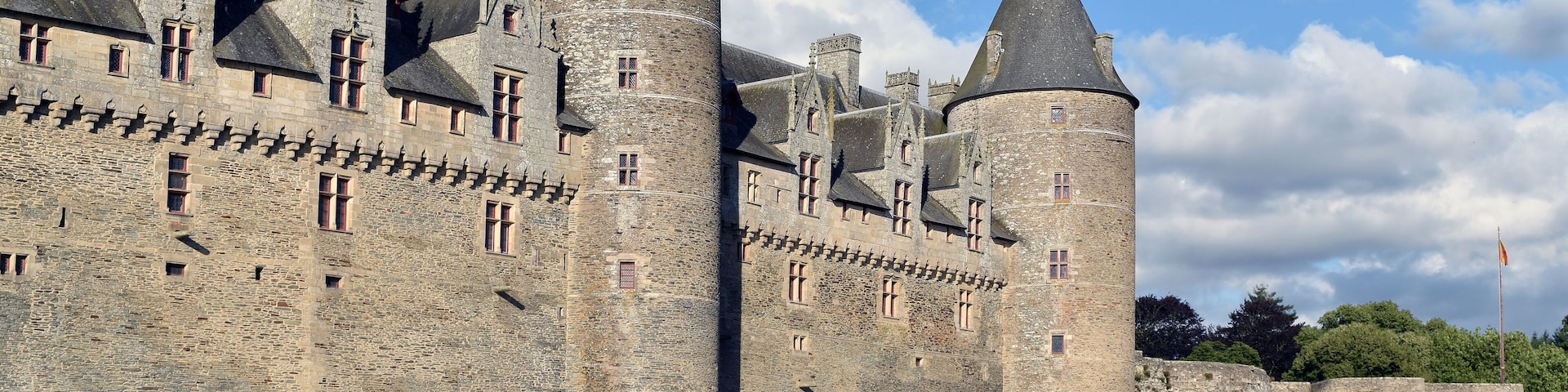 This building is indexed in the Base Mérimée, a database of architectural heritage maintained by the French Ministry of Culture, under the reference PA00091310 .