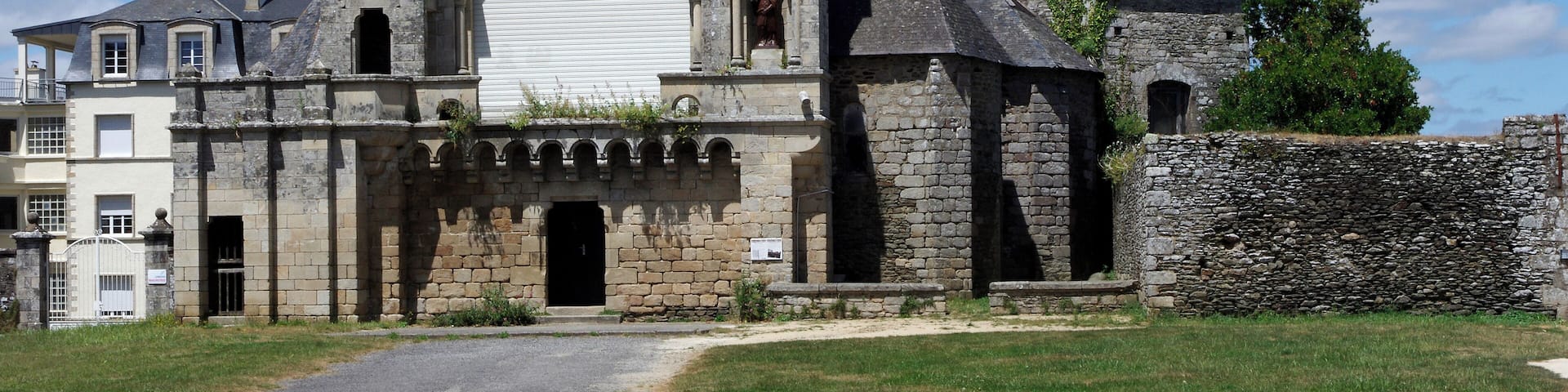 Josselin (Morbihan). Prieuré Saint-Martin. La façade sud de l'église. A l'origine, l'église du prieuré est sur un plan bénédictin, c'est à dire sur le modèle de la croix latine. De l'édifice roman, il ne reste que le chevet incomplet et une partie du transept. Aux XVIe et XVIIe siècles, l'abside en hémicycle est transformée en chevet polygonnal. A la fin du XVIIIe siècle, la nef et détruite et remplacée par une chapelle. Au XIXe siècle, on diminue la hauteur de l'abside et on élève la façade sud. Les bâtiments du prieuré étaient à l'ouest de l'église. Ils comprenaient un manoir avec une rabine (une allée) sur le devant, des écuries, des jardins et un colombier. L'église du prieuré deviendra église paroissiale en 1400. Plus tard, à la fin du XVIe siècle, elle servira au culte protestant. Le prieuré de Saint-Martin, fondé par Josselin II de Porhoët en 1105*, dépendait de l'abbaye bénédictine de Marmoutier de Tours. Josselin II ou Josthon, vicomte de Porhoët fonda la prieuré Saint-Martin en 1105 dans la ville de Josselin qui porte son nom. L'acte de fondation nous dit qu'il était fils du vicomte Eudon, etc... (Si quis, plenius scire voluerit qualiter Joscelinus vicecomes, filius illustrisimi vicecomitis Eudonis, dederit, etc.). Il meurt vers 1110, peu de temps après cette fondation, c'est son frère Geoffroy qui lui succéda. Le réseau prieural de l'abbaye tourangelle de Marmoutier était considérable. L'abbaye Saint-Martin de Marmoutier a installé ses dépendances par centaines principalement sur un grand quart nord-ouest de la France. Dans le duché de Bretagne, il y avait une trentaine de ces prieurés dépendants de Marmoutier. Marmoutier saura développer un vaste système d'alliance, à intérêts réciproques, avec l'aristocratie, "l'amicitia"* (l'amitié). Suivra une donation, en 1108, au prieuré Saint-Martin, d'une partie de l'église Notre-Dame de Josselin qui était revenue entre les mains de Josselin II. Sur l'amicitia, unissant les élites laïques et ecclésiastiques, voir "Amitié et rupture de l’amitié. Moines et grands laïcs provençaux au temps de la crise grégorienne (milieu XIe - milieu XIIe siècle)", par Florian Mazel. PUF. www.infobretagne.com/seigneurs-porhoet.htm www.infobretagne.com/josselin-saint-martin.htm