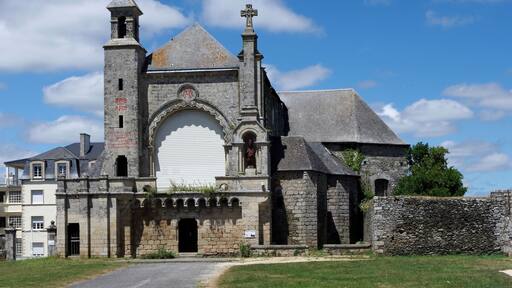 Josselin (Morbihan). Prieuré Saint-Martin. La façade sud de l'église. A l'origine, l'église du prieuré est sur un plan bénédictin, c'est à dire sur le modèle de la croix latine. De l'édifice roman, il ne reste que le chevet incomplet et une partie du transept. Aux XVIe et XVIIe siècles, l'abside en hémicycle est transformée en chevet polygonnal. A la fin du XVIIIe siècle, la nef et détruite et remplacée par une chapelle. Au XIXe siècle, on diminue la hauteur de l'abside et on élève la façade sud. Les bâtiments du prieuré étaient à l'ouest de l'église. Ils comprenaient un manoir avec une rabine (une allée) sur le devant, des écuries, des jardins et un colombier. L'église du prieuré deviendra église paroissiale en 1400. Plus tard, à la fin du XVIe siècle, elle servira au culte protestant. Le prieuré de Saint-Martin, fondé par Josselin II de Porhoët en 1105*, dépendait de l'abbaye bénédictine de Marmoutier de Tours. Josselin II ou Josthon, vicomte de Porhoët fonda la prieuré Saint-Martin en 1105 dans la ville de Josselin qui porte son nom. L'acte de fondation nous dit qu'il était fils du vicomte Eudon, etc... (Si quis, plenius scire voluerit qualiter Joscelinus vicecomes, filius illustrisimi vicecomitis Eudonis, dederit, etc.). Il meurt vers 1110, peu de temps après cette fondation, c'est son frère Geoffroy qui lui succéda. Le réseau prieural de l'abbaye tourangelle de Marmoutier était considérable. L'abbaye Saint-Martin de Marmoutier a installé ses dépendances par centaines principalement sur un grand quart nord-ouest de la France. Dans le duché de Bretagne, il y avait une trentaine de ces prieurés dépendants de Marmoutier. Marmoutier saura développer un vaste système d'alliance, à intérêts réciproques, avec l'aristocratie, "l'amicitia"* (l'amitié). Suivra une donation, en 1108, au prieuré Saint-Martin, d'une partie de l'église Notre-Dame de Josselin qui était revenue entre les mains de Josselin II. Sur l'amicitia, unissant les élites laïques et ecclésiastiques, voir "Amitié et rupture de l’amitié. Moines et grands laïcs provençaux au temps de la crise grégorienne (milieu XIe - milieu XIIe siècle)", par Florian Mazel. PUF. www.infobretagne.com/seigneurs-porhoet.htm www.infobretagne.com/josselin-saint-martin.htm