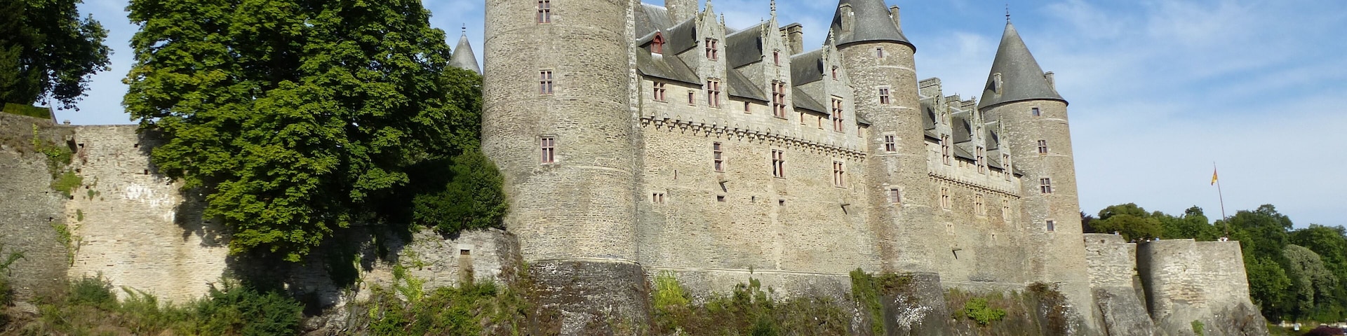 le chateau de josselin , au bord de l'oust