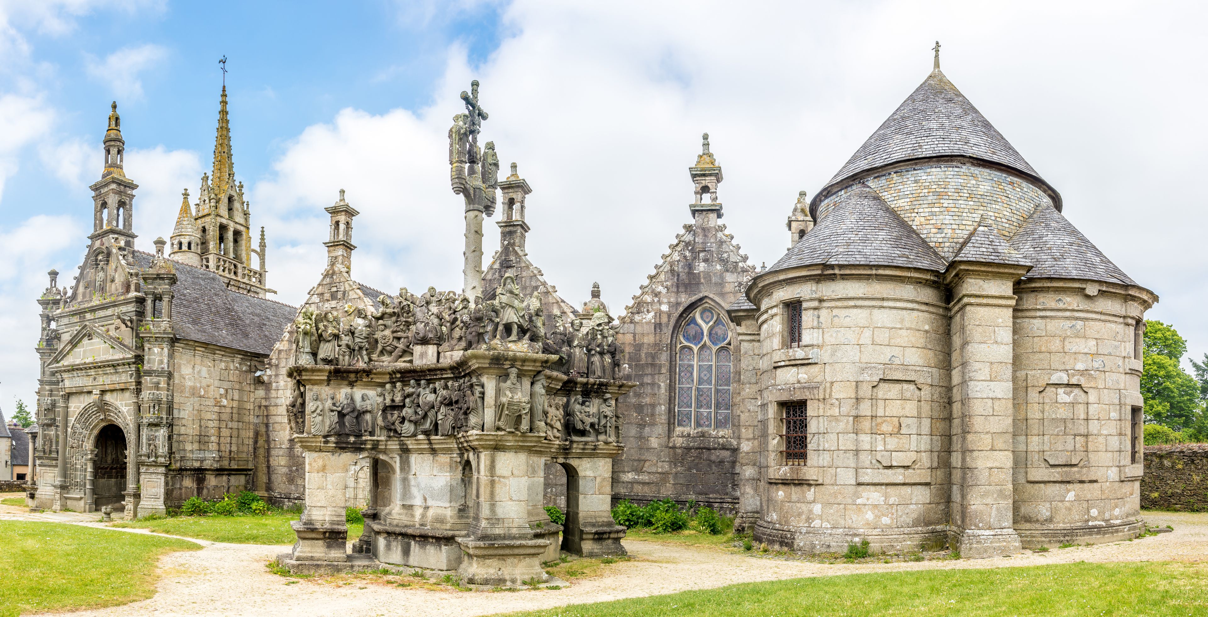 Eine historische Kirche mit aufwendigen Steinmetzarbeiten und mehreren Türmen.