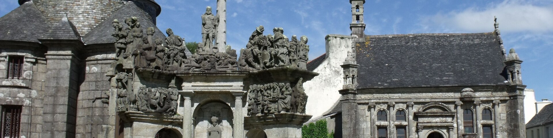 This building is indexed in the Base Mérimée, a database of architectural heritage maintained by the French Ministry of Culture, under the reference PA00089998 .