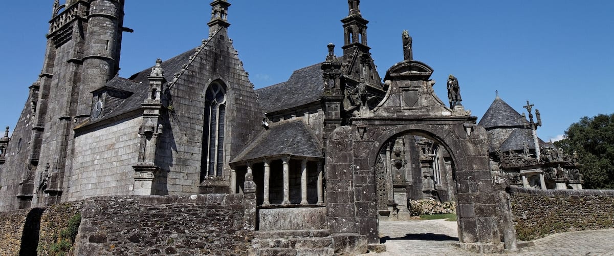 Vue de l'enclos paroissial de Guimiliau.