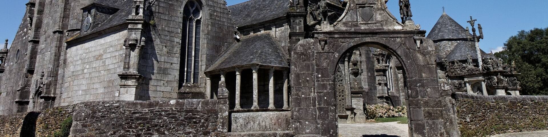 Vue de l'enclos paroissial de Guimiliau.