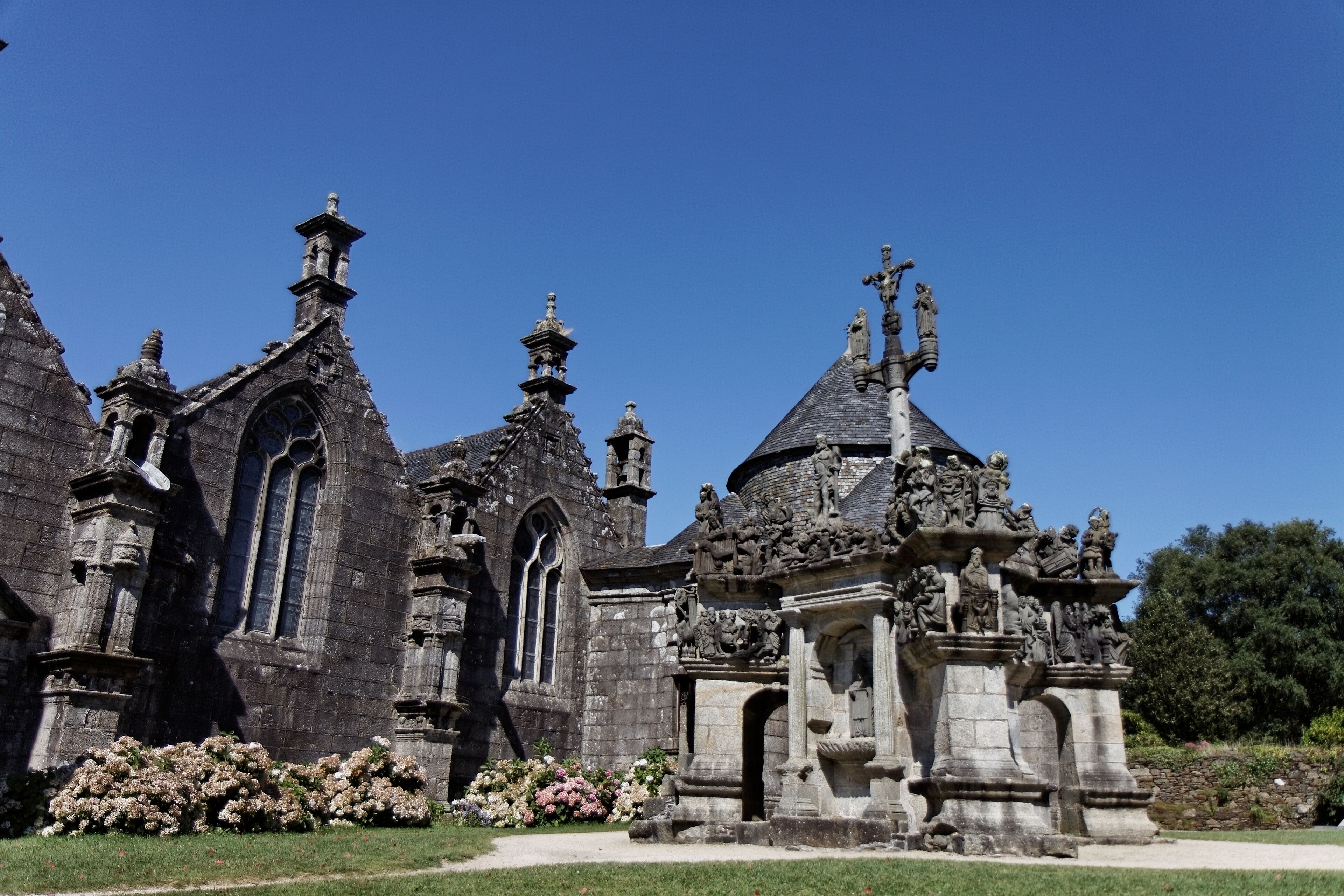 Vue de l'enclos paroissial de Guimiliau.