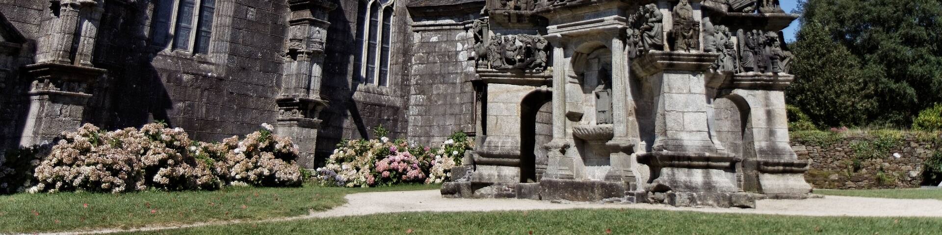 Vue de l'enclos paroissial de Guimiliau.