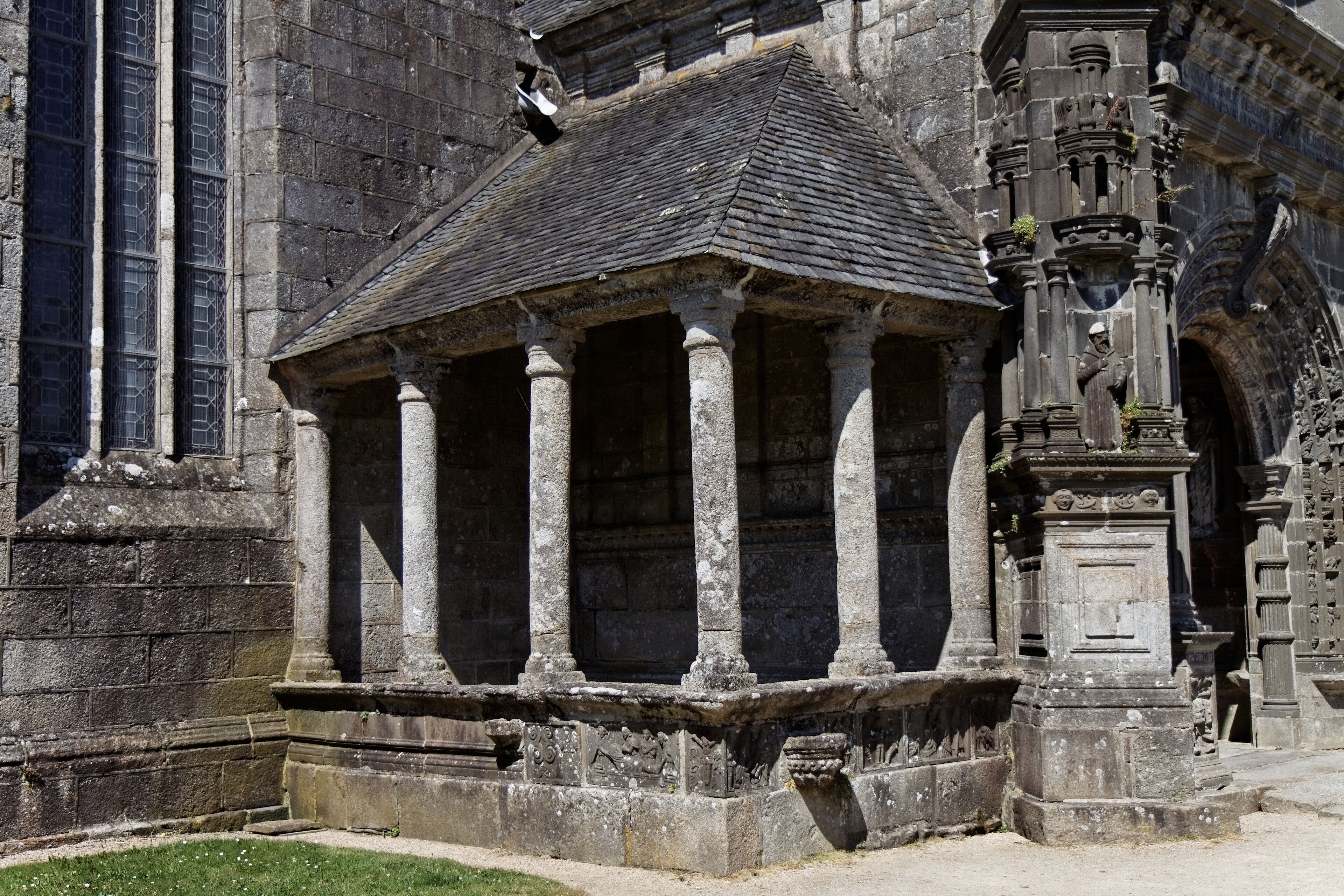 Vue de l'enclos paroissial de Guimiliau.