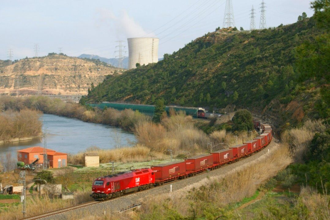 Després de que s'ens escapés el TECO Can Tunis -> Villafría i enxampar el Morrot -> La Negrilla, ens vam dirigir a aquest punt que semblava tenir millor llum per enxampar les següents circulacions, que en teoria devien de ser les de les privades, mes alguna de Renfe. Vam tenir que esperar una mica, però quan es va obrir l'aixeta, van passar un darrera de l'altre, excepte el Acotral. A la foto la 6004 de Takargo amb el TECO Constantí -> Entroncamento entre les estacions de Flix i Ascó, amb la xemeneia de la nuclear al fons. Agrair de nou a en Javier la jornada que vam passar. Después de que se nos escapara el TECO Can Tunis -> Villafría y pillar el Morrot -> La Negrilla, nos dirigimos a este punto que parecía tener mejor luz para pillar las siguientes circulaciones, que en teoría debían de ser las de las privadas, mas alguna de Renfe. Tuvimos que esperar un rato, pero en cuanto se abrió el grifo, pasaron una detrás de otra, excepto el Acotral. En la foto la 6004 de Takargo con el TECO Constantí -> Entroncamento entre las estaciones de Flix y Ascó, con la chimenea de la nuclear al fondo. Agradecer de nuevo a Javier la jornada que pasamos.