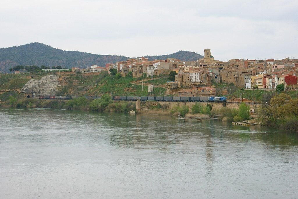 [CAT]: La 335.001 amb el Teco Silla - El Espartal al seu pas per Riba-Roja d'Ebre. [ES]: La 335.001 con el Teco Silla - El Espartal a su paso por Riba-Roja d'Ebre.