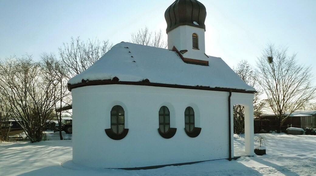 Private Kapelle "Maria am Wege", unmittelbar an der Rottenrieder Straße gelegen, ca. 350 m von der Römerstraße entfernt, 2014 eingeweiht. Ansicht von NO