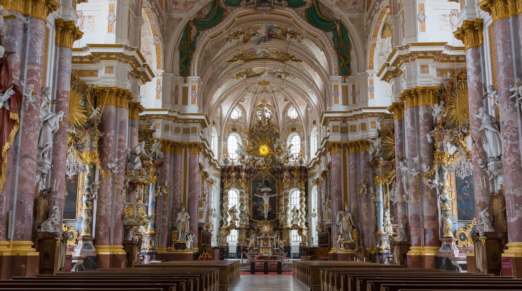 Ein prunkvolles Kircheninnere mit Marmorsäulen, Statuen und einem zentralen Altar.