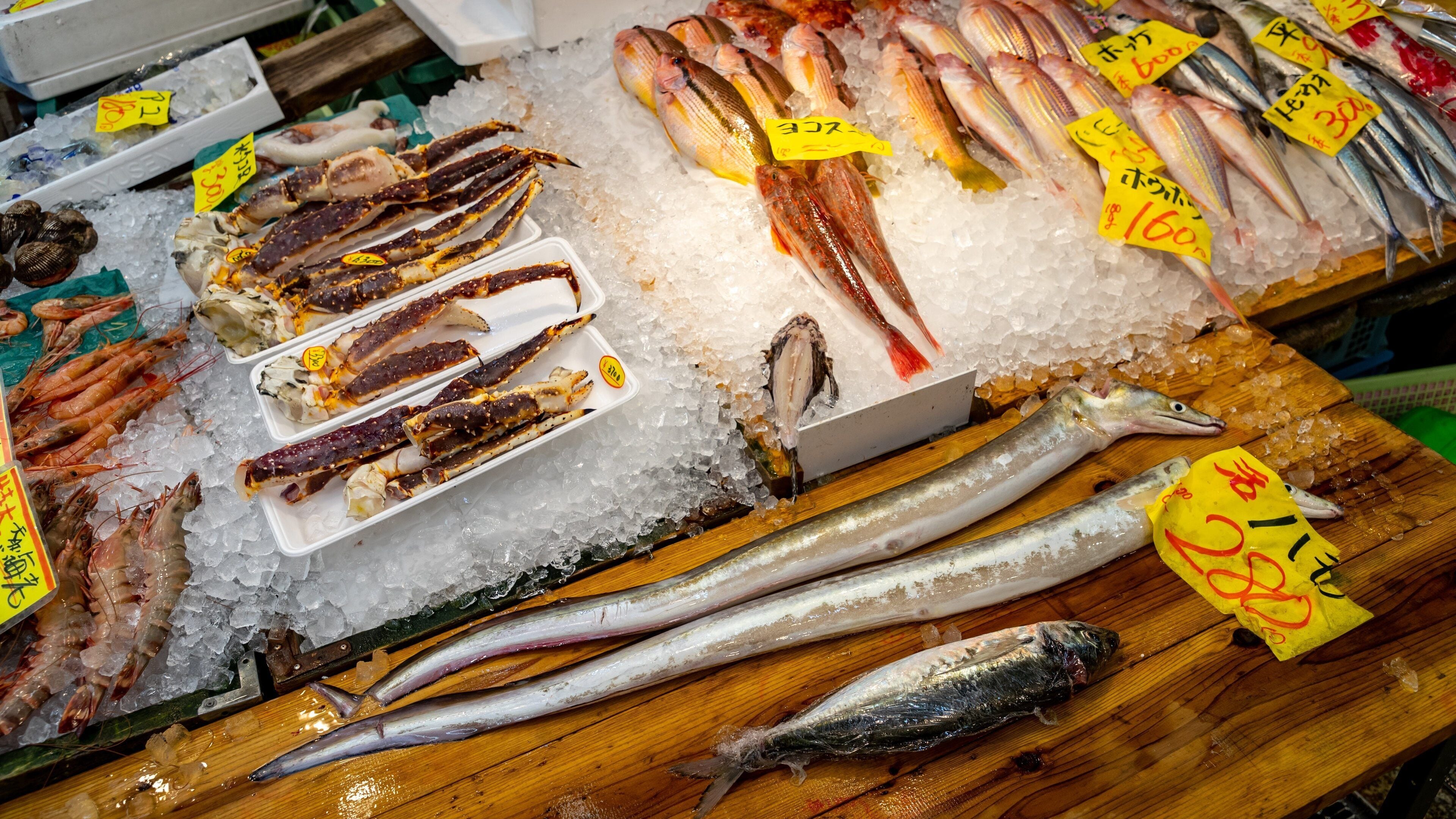 Kuromon Ichiba Market showing signage, markets and food