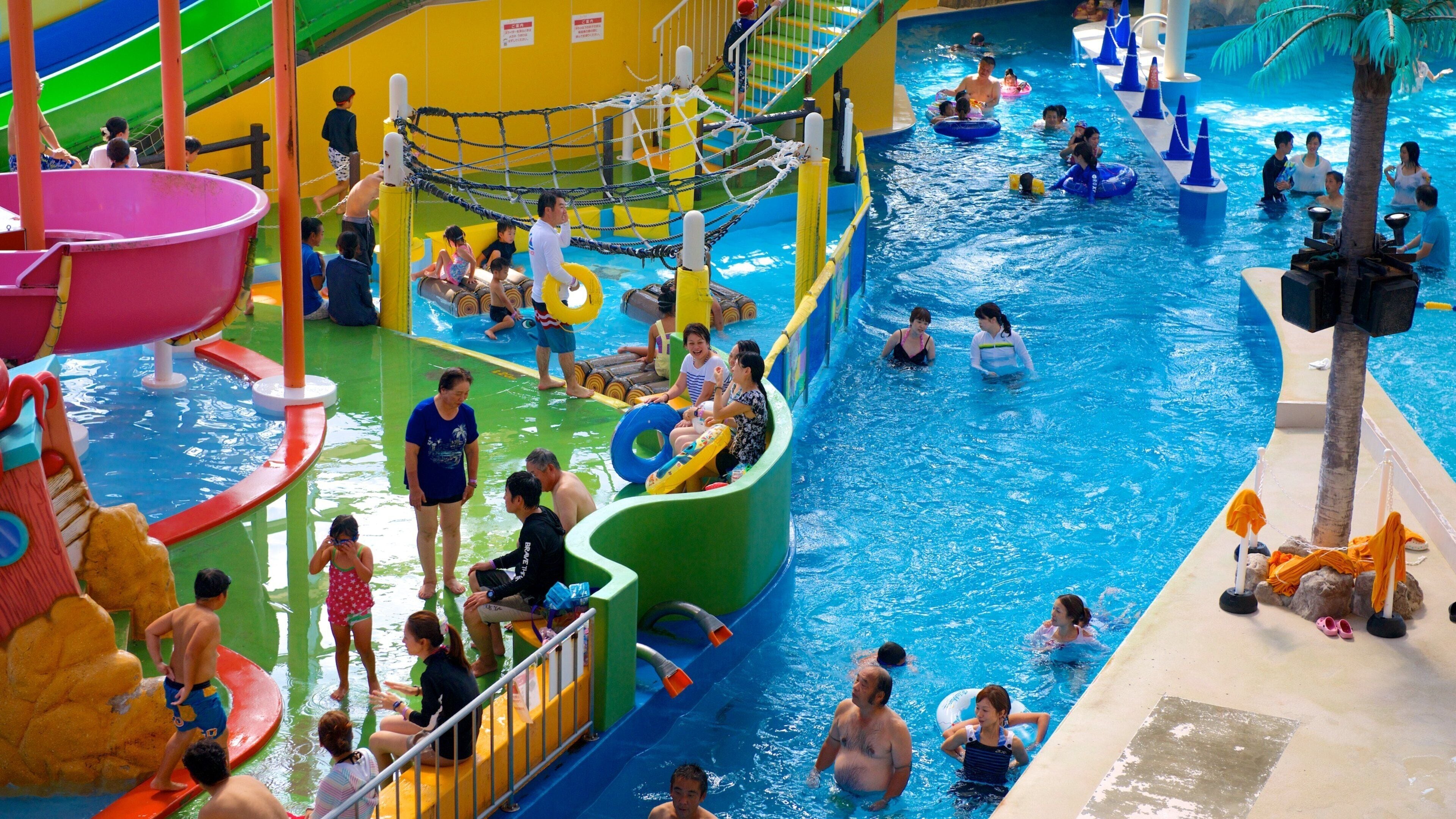 Spa World mettant en vedette balades, piscine et vues intérieures