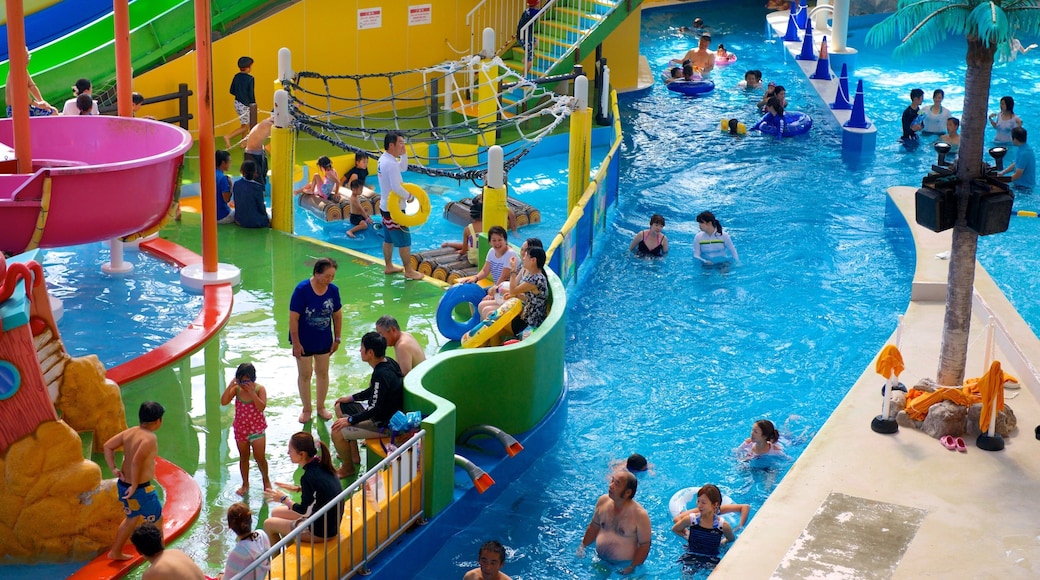 Spa World fasiliteter samt innendørs, svømmebasseng og karusell