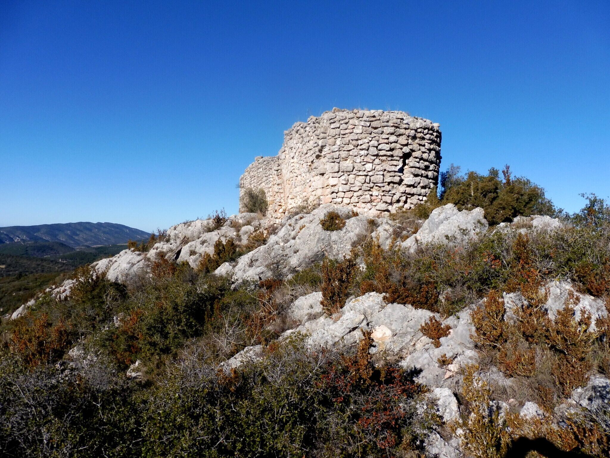 Ermita de Sant Miquel de Privà (les Avellanes i Santa Linya): vista des de llevant This is a photo of a building indexed in the Catalan heritage register as Bé Cultural d'Interès Local (BCIL) under the reference IPA-22064.