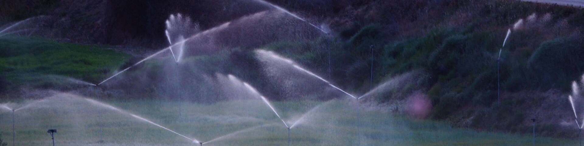 un hombre vigilando el buen funcionamiento del sistema de regadio en mollerussa, lerida, españa, europa