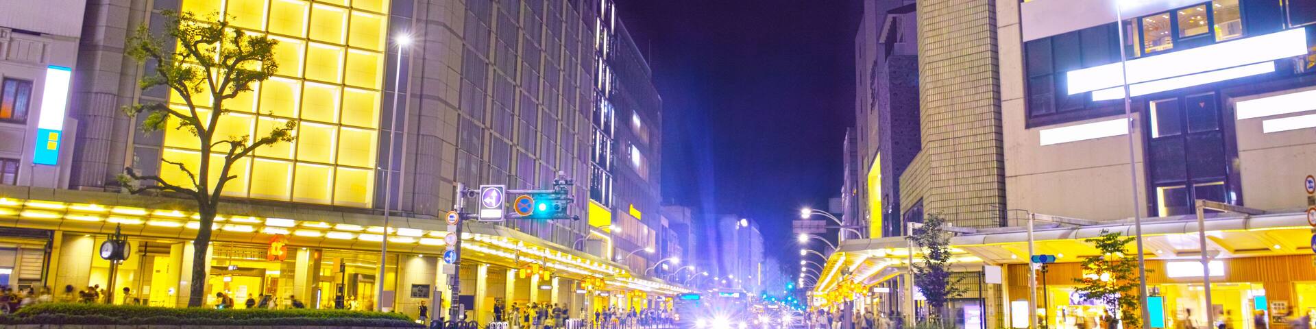 京都市四条河原町交差点の夜の景観。