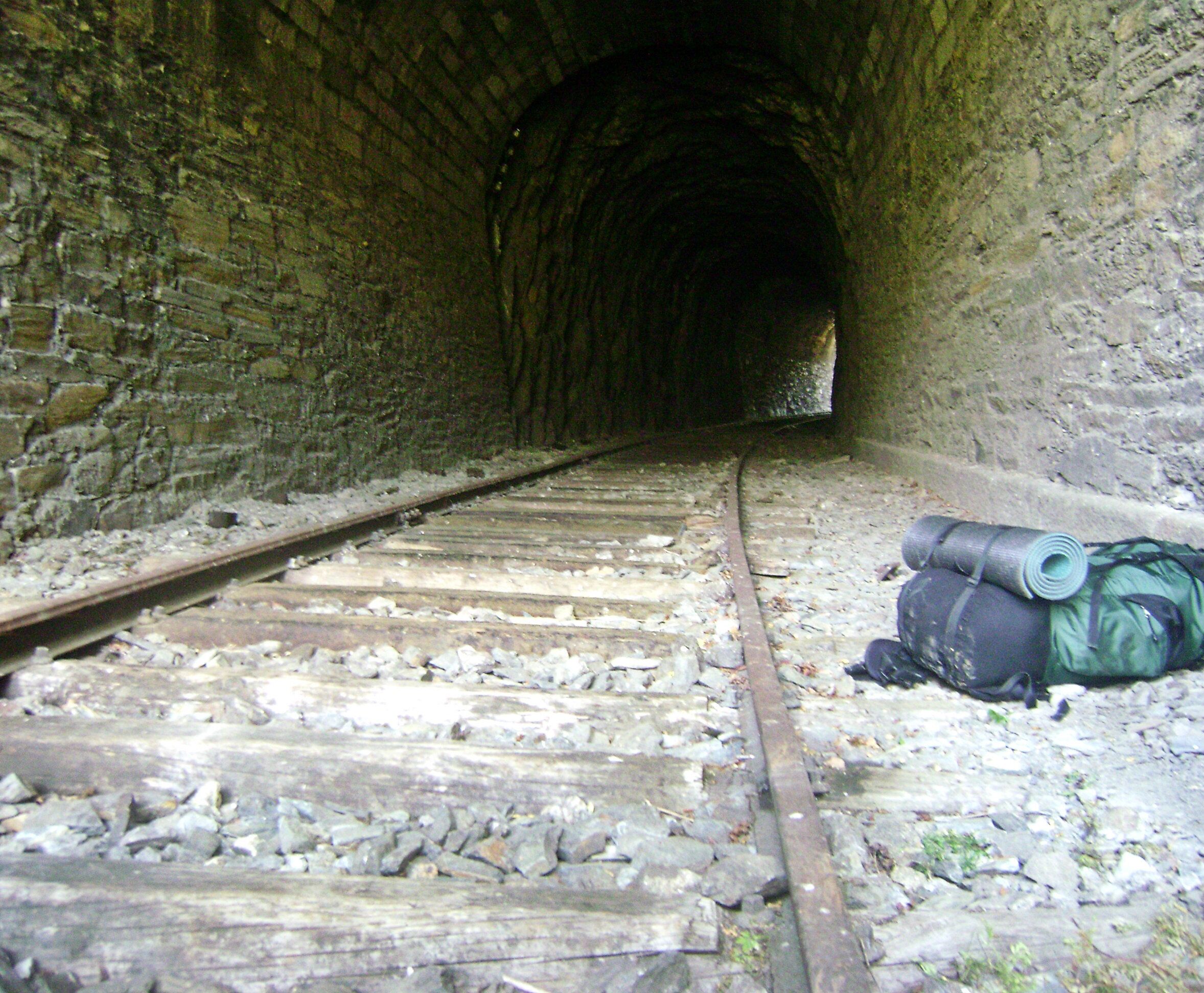 Nos confins da Beira Alta, junto à fronteira espanhola, uma velha linha de comboio jaz no fundo dos vales, esquecida e desgastada pela passagem do tempo.
Esta velha linha, onde outrora passavam os comboios que ligavam Porto a Paris, está hoje abandonada. Desde 1985 que aqui não passam comboios. O troço foi construído no final do século XIX, compreende vinte túneis e dez pontes, constituindo uma formidável obra de engenharia.
O percurso entre a estação espanhola de la Fregeneda e a estação portuguesa de Barca d'Alva, numa extensão de 17km, é conhecido por Ruta de los Túneles e constitui um interessante percurso pedestre.
Já em território português, é possível continuar ao longo do Rio Douro até ao Pocinho, que actualmente representa o términus da circulação ferroviária da Linha do Douro.