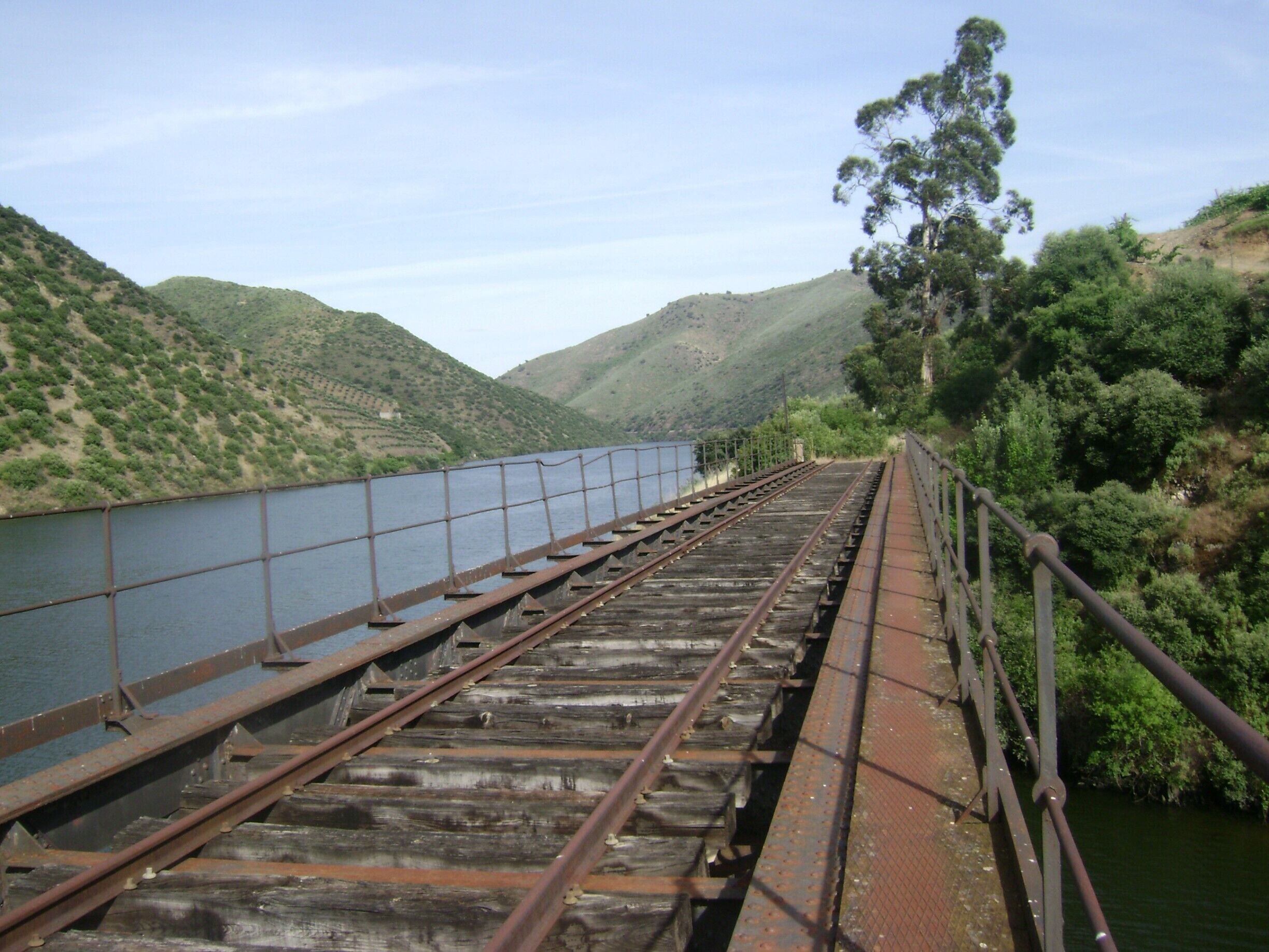 Excelente para se fazer a pé, de mochila às costas, isolados do resto do mundo.