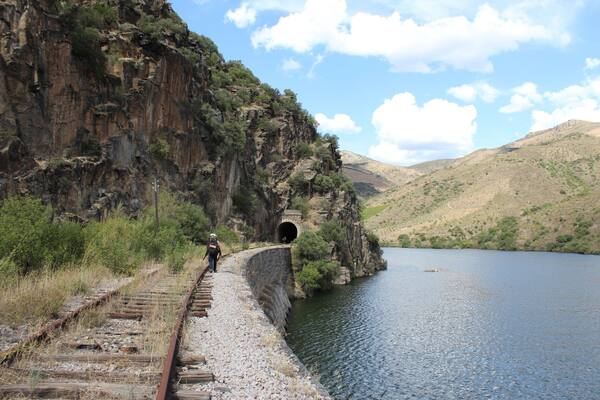 Linha de caminho de ferro desactivada, excelente para grandes caminhadas.