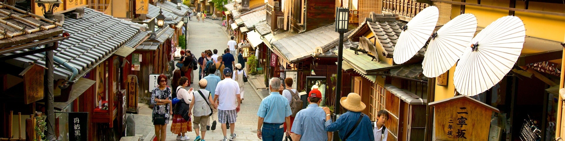 Sannenzaka Ninenzaka que inclui uma cidade pequena ou vila e cenas de rua assim como um grande grupo de pessoas