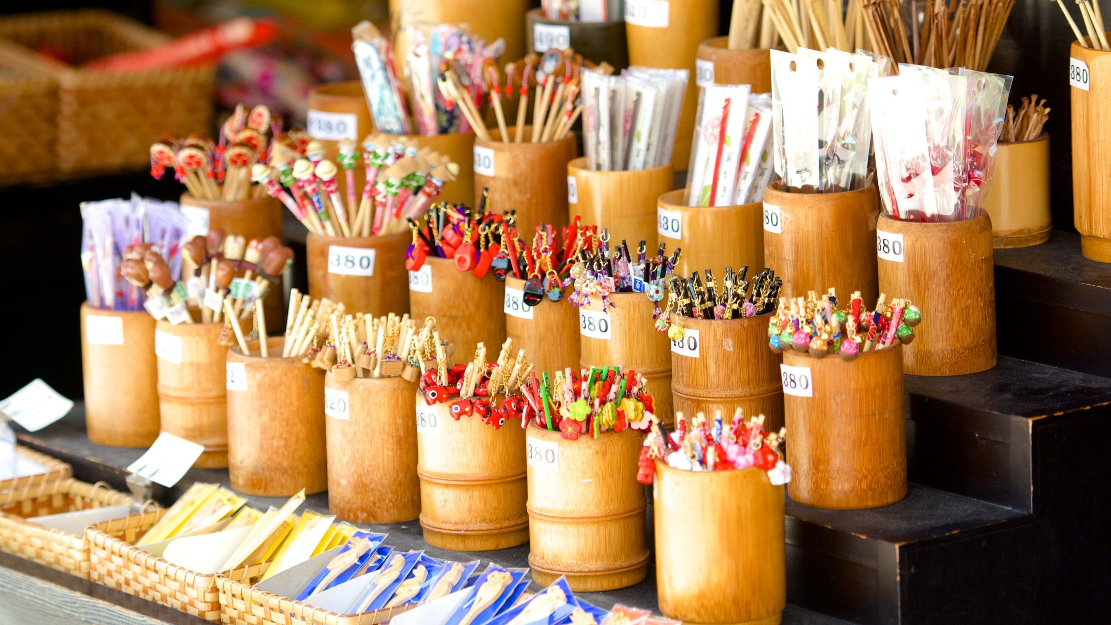 Sannenzaka Ninenzaka showing markets