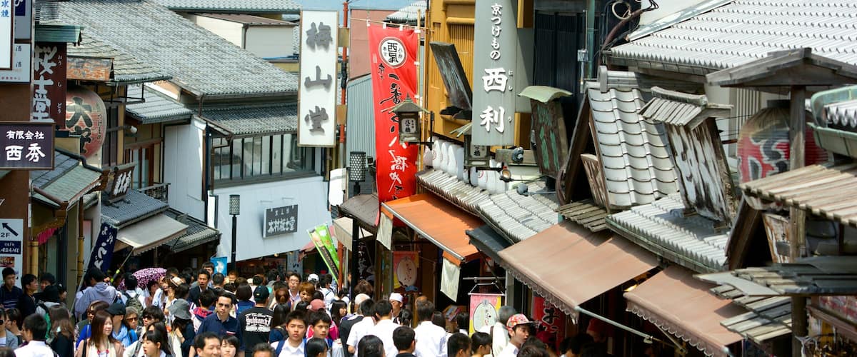 Sannenzaka Ninenzaka showing a city and street scenes as well as a large group of people