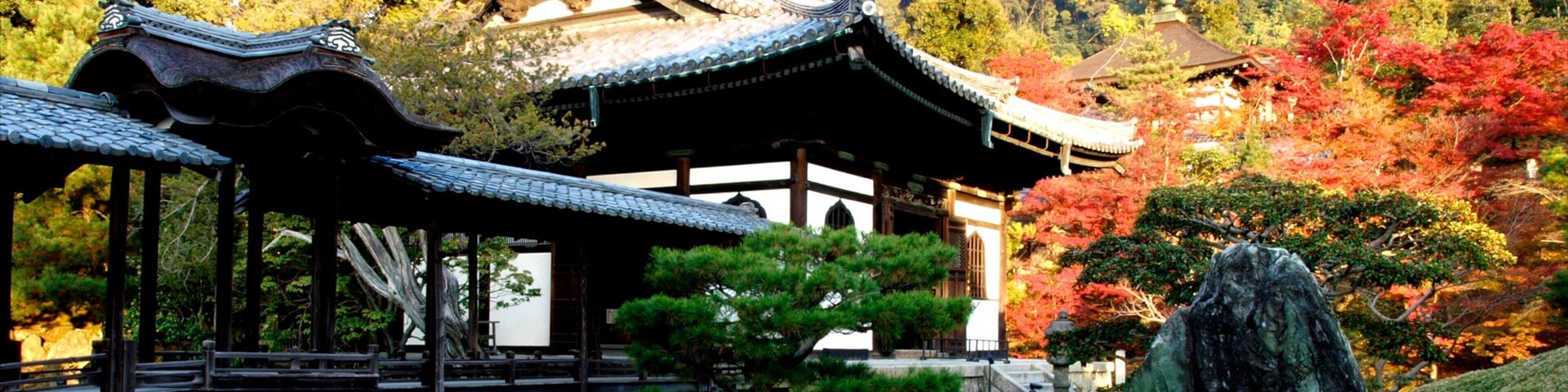 Templo Kodaiji que incluye elementos religiosos, un templo o sitio de culto y jardín